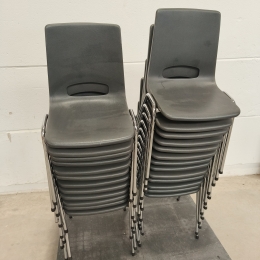 36 chaises en plastique